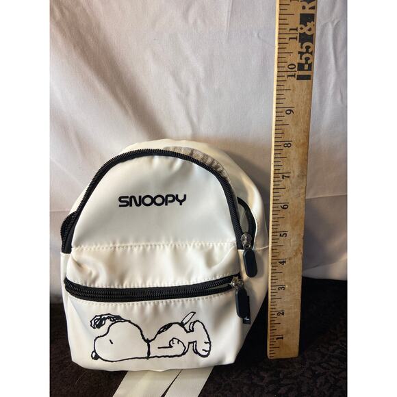 Snoopy mini crossbody/backpack - Picture 9 of 9